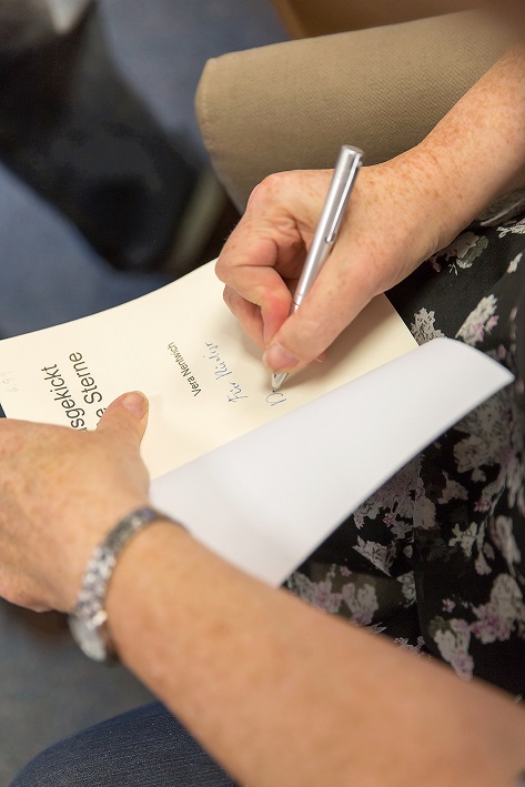 Lesung Willicher Buchhandlung - Signieren macht Spaß