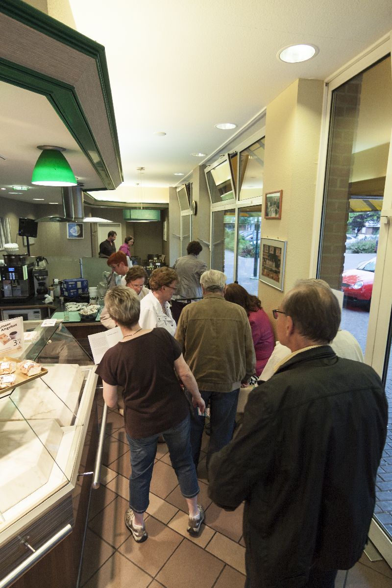 Anstehen für die Signierung